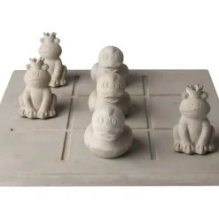 Dekoration/spel 'Tre i rad' Cement 25 x 25 cm