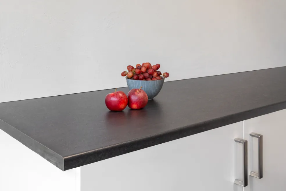 Laminatbänkskiva Carbon Marine Wood 28 x 610 x 3000 mm